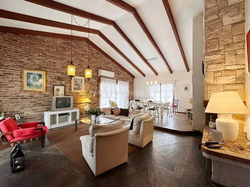 Casa De 3 Dormitorios + Dependencia De Servicio En Venta En Mansa, Punta Del Este.