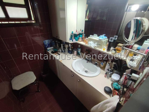 Bella Casa Bien Distribuida De MĂșltiples Niveles En Venta Ubicada En Los Naranjos Del Cafetal 25-6495