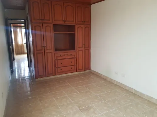 Casa Dúplex 140 M² En Barrio Centenario - 4 Hab, 3 Baños, Excelente Ubicación