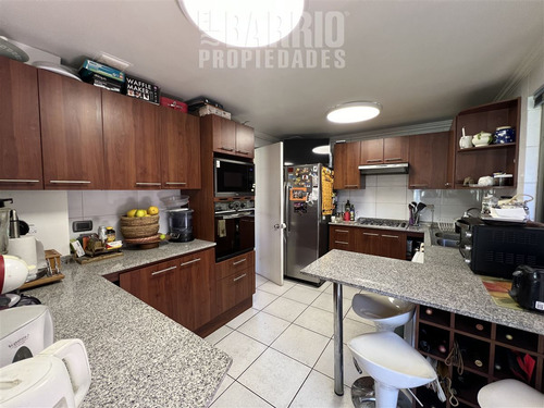 Casa En Venta De 5 Dorm. En Colina