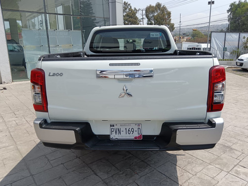 Mitsubishi L200 2.4 Cabina Doble 4x2 Mt