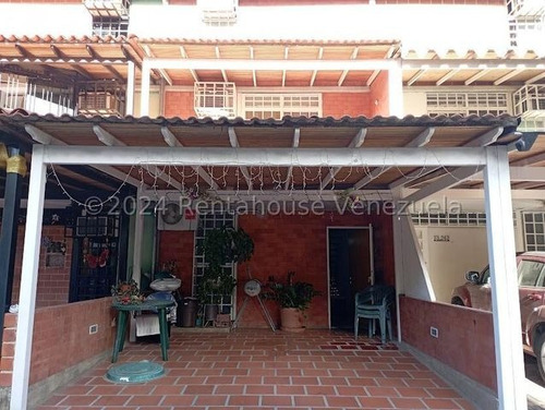 Townhouse En Venta  Nueva Casarapa 24-14802