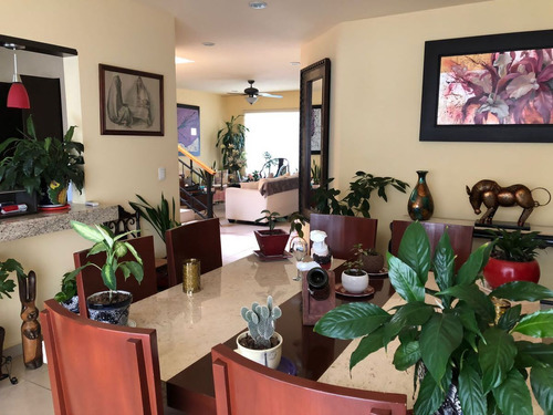 En Venta Casa En Centro Sur, Claustros, Gran Ubicación, Alberca, 3 Recamaras..