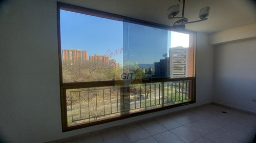 Apartamento En Alquiler En El Bosque, Semi Amoblado. 3 Habitaciones, Planta Eléctrica. Lm