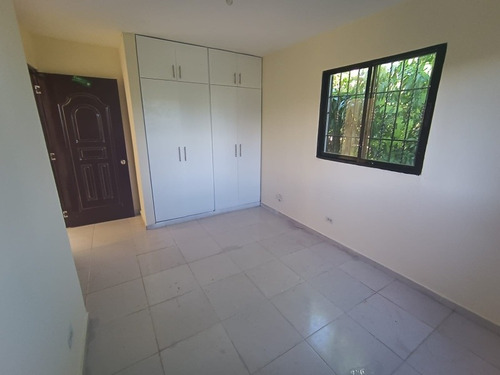 Imagen 16 de 30 de Casa De Oportunidad En Brisa Oriental De San Isidro, 3 Habitaciones Principal Con Baño, Baño Común, Sala, Comedor, Cocina Terraza En Segundo Nivel, Cuarto De Servicio Con Baño Galería, Marquesina