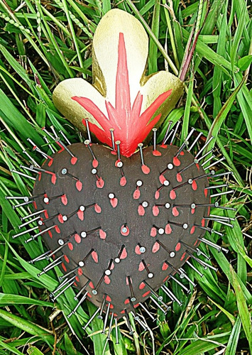 Corazon Tallado De Madera Con Clavos