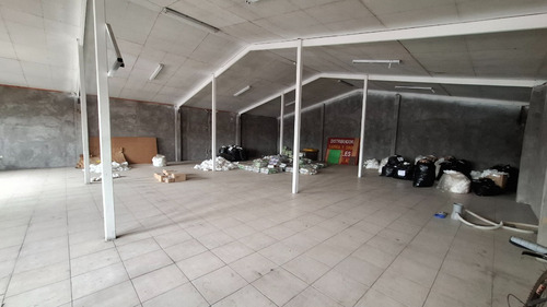 Se Vende Propiedad Con Sala De Ventas Y Galpón De 2 Pisos