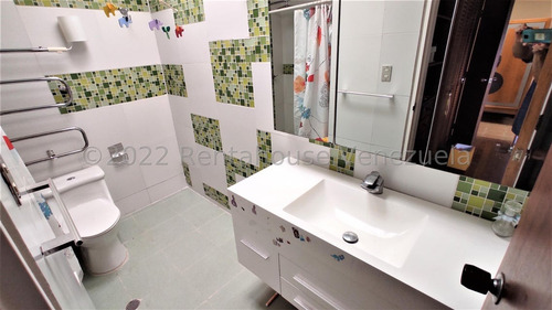 Alto Hatillo !! Hermosa Casa Con Vista Al Ávila, Impecable Cuidado Y Mantenimiento, 1.647 M2 Terreno, 408 M2 Constr., 4 Hab, 7 Baños, 6 Pe, Amplio Y Bello Anexo, Calle Cerrada Con Vigilancia Y Pozo