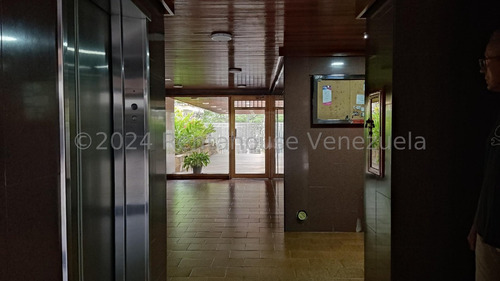 Se Vende Un Amplio Apartamento En La Urbina / Gc