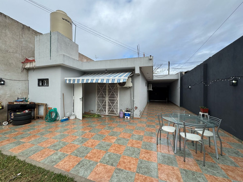 Casa 2 Ambientes, Amplio Terreno Ideal Para Inversion