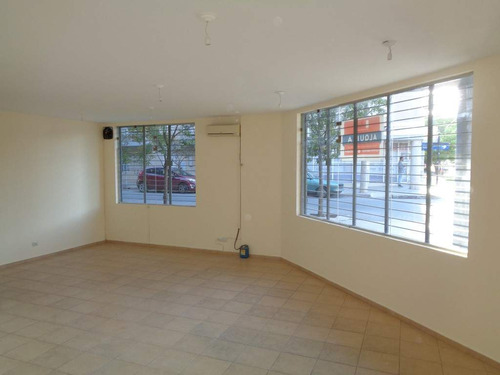 Barrio Alberdi - Excelente Local Comercial De Categoría, Externo En Esquina, Amplio Y Luminoso Con Vidrieras, 2 Baños Y Cocina Separada