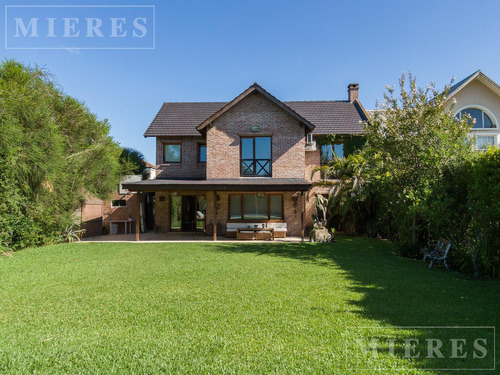 Lindísima Casa En Venta En El Barrio Los Ceibos