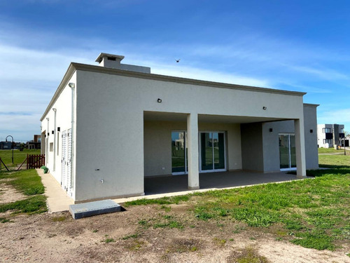 Casa En Venta - 3 Dormitorios 3 Baños - Cochera - Cruz Del Sur, San Vicente