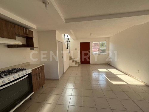 Casa En 2 Niveles Con Patio De Servicio En Real Solare, El Marqués, Querétaro