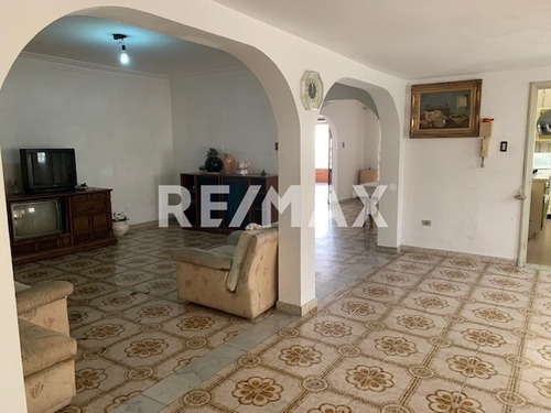 Imagen 4 de 8 de Venta De Casa En Urbanizacion Santa Monica