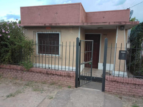 Casa En Venta - 2 Dormitorios 1 Baño 1 Cochera - 450mts2 - Fray Bentos