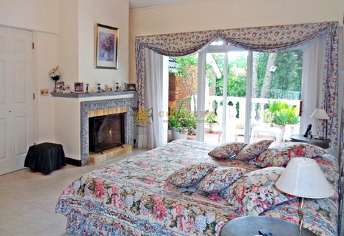 Casa En Cantegril - Muy Bien Cuidada. Consulte!!!!!!!!!- Ref: 2589