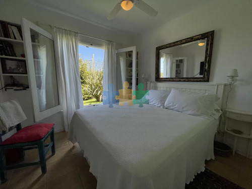 Venta De Casa Amplia De Construcción Sólida Sobre Primera Fila De Mar En La Juanita, José Ignacio - Ref : Eqp5565