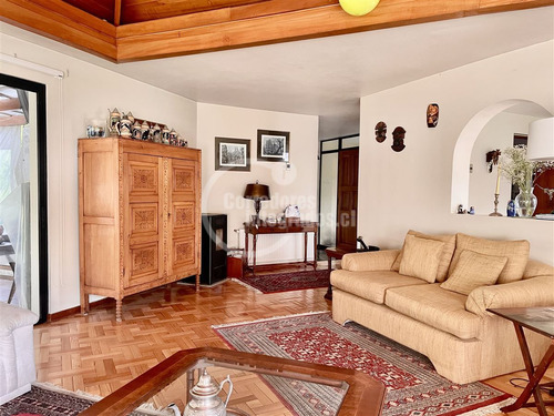 Casa En Venta De 5 Dorm. En Lo Barnechea, Sector Los Nogales