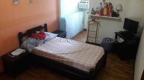 Casa En Venta La Trinidad. Codigo: 22-19042 Cm
