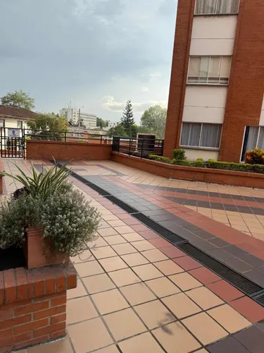 Apartaestudio Con Parqueadero Y Amplio Patio
