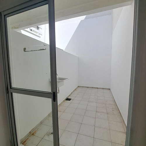 Venta Ph 2amb Con 2 Patios, Sin Expensas, Flores