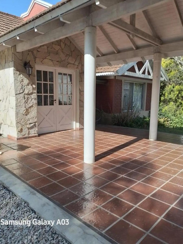 Casa En Venta - 4 Dormitorios 3 Baños - 2000mts2 - La Plata