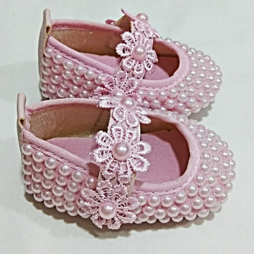 Sapatinho De Bebê Rosa Customizado Com Pérolas E Guipir