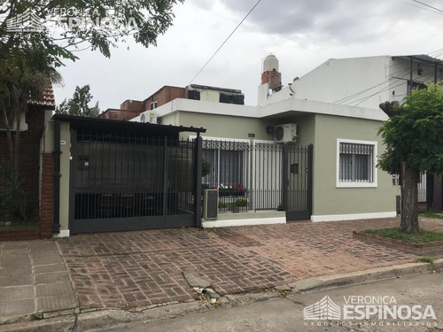 Ph De 3 Ambientes Con Patio Y Cochera En Venta - Moron