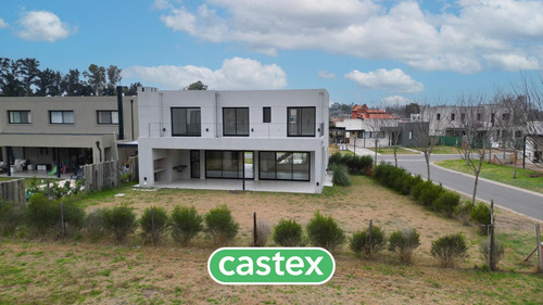 Casa En Venta En El Barrio Cerrado Santo Tomas, Pilar