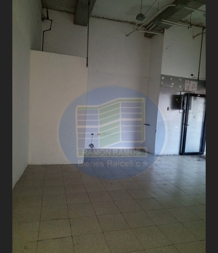 Se Alquila Local Comercial En El Multicentro Maiquetía.
