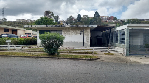 Casa En Venta Urbanización Castores, Remodelación Reciente,  Excelente Distribución. San Antonio De Los Altos Miranda