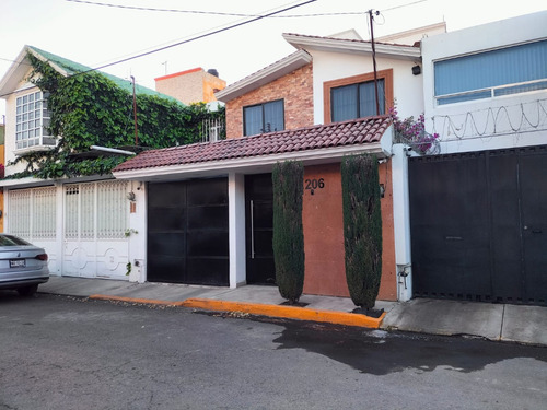 Se Vende Casa En Fraccionamiento Los Arcos En Excelente Ubicación Calle Con Parque Área Verde De Ambos Lados,