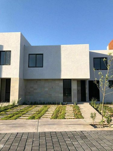 Hermosa Casa En Altos Juriquilla, Jardín, Estudio, 3 Recamar