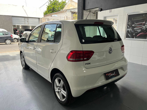 Imagen 5 de 14 de Volkswagen Fox 2015 1.6 Confortline Pack Saf