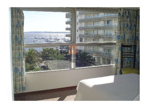 Precioso Apartamento Con Vista Al Puerto De Punta Del Este, Ubicado En La Peninsula.- Ref: 1386