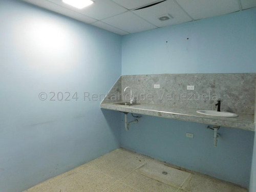 Gisselle Lobo Vende Espectacular Local En Barquisimeto 370 Metros Acabados De Lujo Pisos De Porcelanato Tanque Subterraneo 15 Mil Litros Alto Trafico Area De Oficinas Baño Pisos De Granito 2 4 2 3 5 3