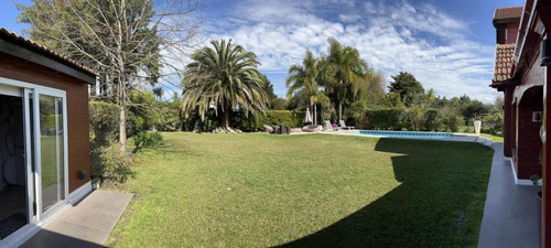Casa En Venta - 6 Dormitorios 3 Baños - 380mts2 - Echeverría