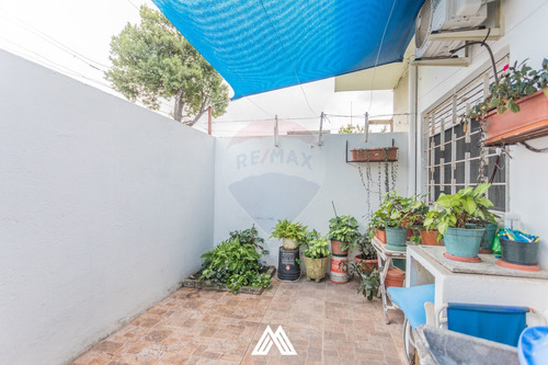 Se Vende Apto-casa 1 Dormitorio, Patio Y Cochera.