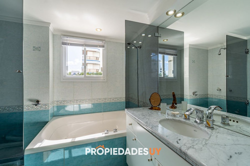 Apartamento De 3 Dormitorios En Playa Brava, Primera Linea