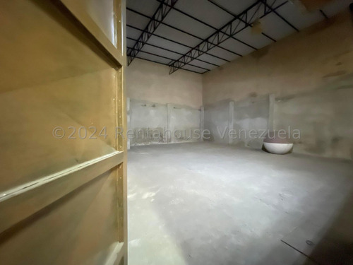 Excelente Galpón En Venta En Avenida Constitución Maracay Con Una Altura Ideal Para Fábricas O Depósitos, Este Espacio Cuenta Además Con Áreas De Oficinas Y Baños Nela 24-23444