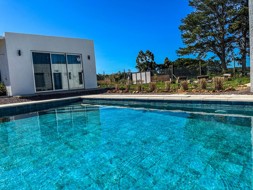 Venta Casa 3 Dormitorios, Piscina Climatizada, Chacra Del Pinar Punta Del Este