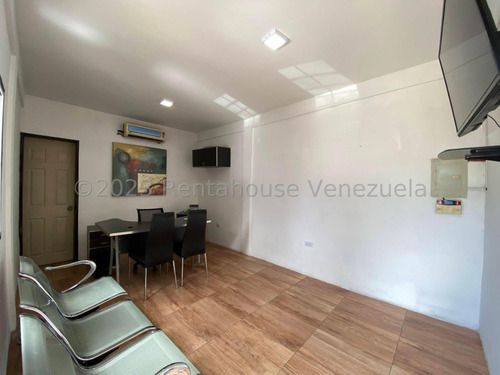Raiza Suarez Vende Excelente Galpón Ubicado En El Centro De Barquisimeto, 2 4 2 9 7 2, A Pocas Cuadras Del Hospital, Lo Que Te Garantiza El Flujo Eléctrico Y Con Agua Constante, Con Cerco Electrico