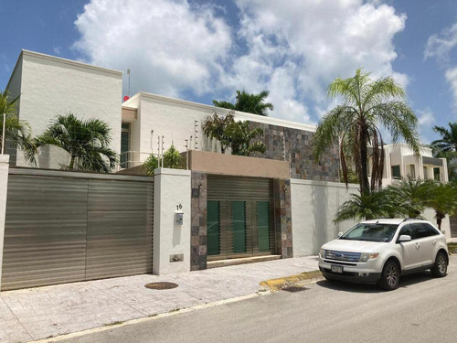 Casa En Venta De 7 Recámaras, Piscina, Av. Holbox Sm11, Cancún Centro