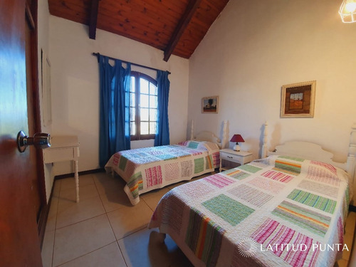 Casa En Manantiales- Ref: 1398