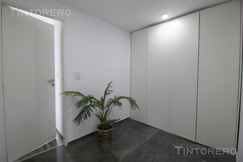 Departamento En Venta De 4 Ambientes Con Balcón Aterrazado Y 3 Cocheras Cubiertas En Morón.