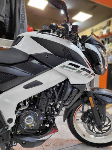 Imagen 4 de 20 de Bajaj Rouser 200 Ns Dunlop 0km