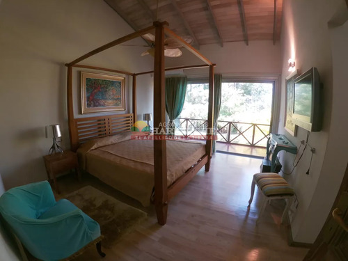 Chalet De Lujo En Venta 4 Dormitorios,5 Baños, Piscina, Garaje, Costa. Maldonado