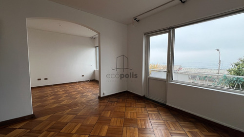 Encantadora Casa Con Diseño Clásico Y Vista Al Mar En Viña