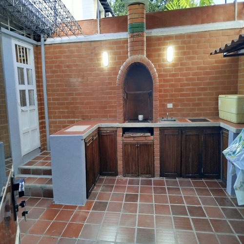 Sky Group Vende Casa En Urbanización La Viña. Inc-441
